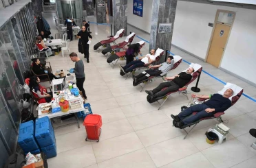 Büyükşehir ve ERÜ iş birliğinde düzenlenen kan bağışı kampanyasına belediye personelinden destek 