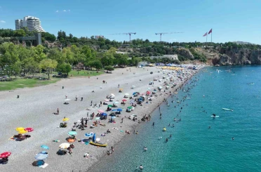 Büyükşehir’den Konyaaltı Sahili’nde 7/24 temizlik mesaisi 