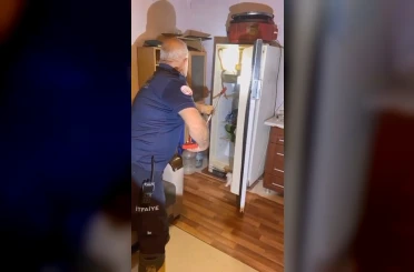 Buzdolabının içerisine giren yılanı itfaiye ekipleri çıkardı 
