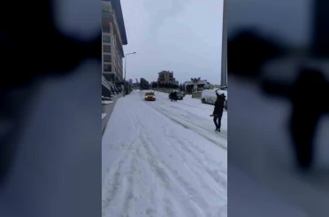 Buzlu yolda kaza böyle geldi 