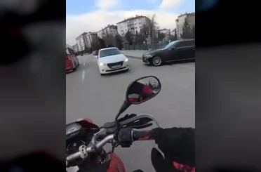 Caddede ters yöne giren otomobil trafiği tehlikeye attı 