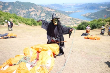 Cadı kostümüyle yamaç paraşütü yaptı, festivalde ilgi odağı oldu 