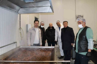 Cağ kebabın başkenti Oltu’da kavurma ve sucuk üretimi yapıyorlar 