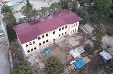 Çal’daki tarihi mektep restorasyonunda işçiler arasında kavga çıktı; 4 yaralı 