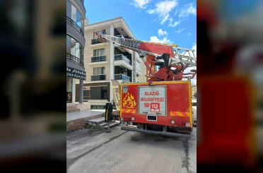 Cam arasına sıkışan güvercin kurtarıldı 