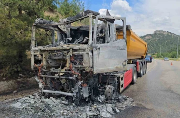 Cam madeni yüklü tır seyir halindeyken alev topuna döndü: Sürücü son anda kurtuldu 