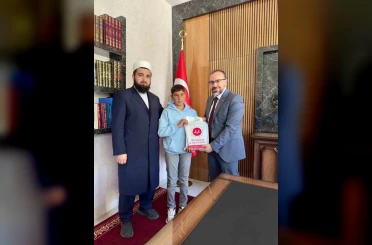 Cami inşaatına kumbarasını bağışlayan genç ödüllendirildi 