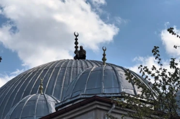 Caminin çatısına çıkan şahıs 2 saatlik çabanın sonunda ikna edilerek aşağı indirildi 