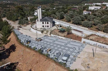 Çamlık Cami Önü Meydanı düzenleniyor 