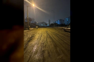 Çamur içinde olan yol temizlenip onarım bekliyor 