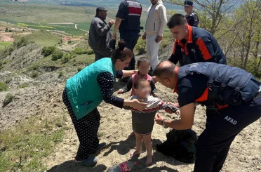 Çamura saplanan çocukları ekipler kurtardı 