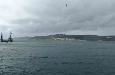 Çanakkale Boğazı fırtına nedeniyle trafiğe kapandı 