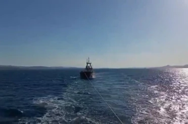 Çanakkale Boğazı’nda makina arızası yapan kuru yük gemisi yedeklenerek çekildi 