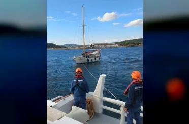 Çanakkale Boğazı’nda makine arızası yapan tekne yedeklenerek çekildi 