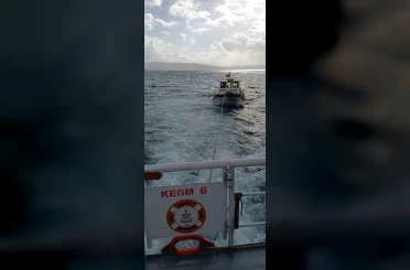 Çanakkale Boğazı’nda makine arızası yaparak sürüklenen tekne kurtarıldı 