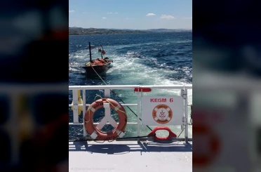 Çanakkale Boğazı’nda sürüklenen tekne kurtarıldı 