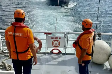 Çanakkale Boğazı’nda sürüklenen teknedeki 2 kişi kurtarıldı
