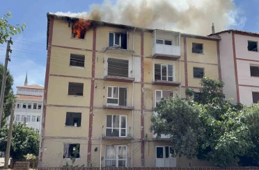 Çanakkale’de boş apartmanda çıkan yangın korkuttu 