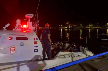Çanakkale’de göçmen kaçakçılığı operasyonu: 2 göçmen kaçakçısı ve 36 kaçak göçmen yakalandı 