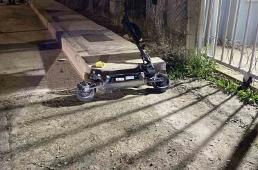 Çarpışmanın etkisiyle başını kaldırıma vurdu, ağır yaralandı 
