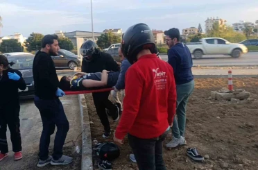 Çarpmanın etkisiyle 20 metre fırlayıp refüjdeki toprağa düşüp hayata tutundular: 2 yaralı 