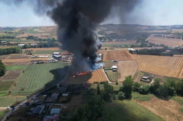 Çatalca’da kimya üzerine faaliyet gösteren fabrika alev alev yanıyor 