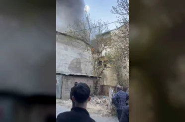 Çatı katında korkutan yangın… Mahalleli sokağa döküldü, çatı küle döndü 