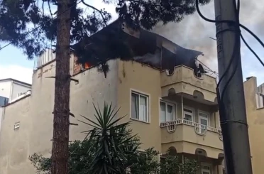 Çatı yangını mahallede paniğe neden oldu 