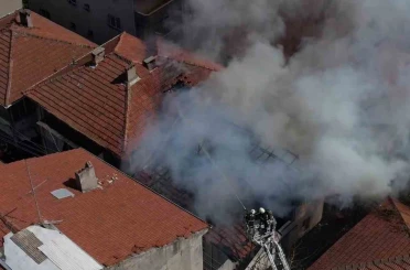 Çatı yangınında annenin dikkati faciayı önledi 
