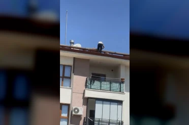 Çatıdaki tehlikeli çalışma kameraya yansıdı 