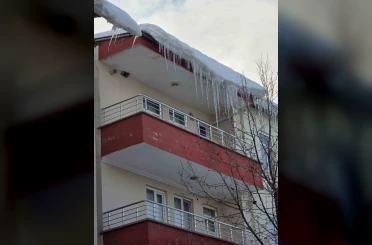 Çatılardaki buz kütleleri tehlike saçıyor 