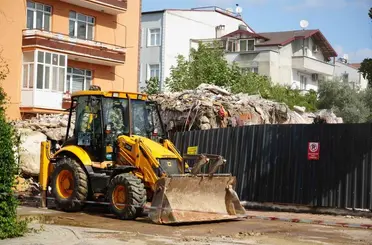 Çatırdayan bina yıkıldı, eşyalarını bile alamadılar

