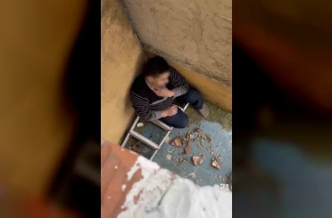 Çatıya saklanan firari, polisi izlerken yakalandı 