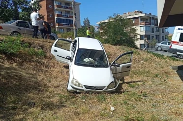 Çaycuma’da iki otomobil çarpışınca araç yoldan çıktı: 1 yaralı 