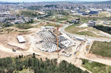 Çayırova Devlet Hastanesi’nde 200 yataklı, deprem izolatörlü inşaatta kaba yapının yarısına yaklaşıldı 