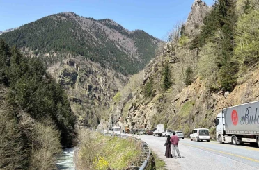 Çaykara-Uzungöl karayolunda kaya düşmesi nedeniyle ulaşım kontrollü sağlanıyor 