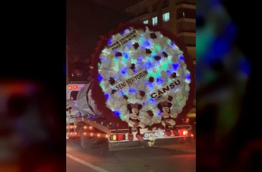 Çekici üzerinde otomobil değil, çiçek dikkat çekti 