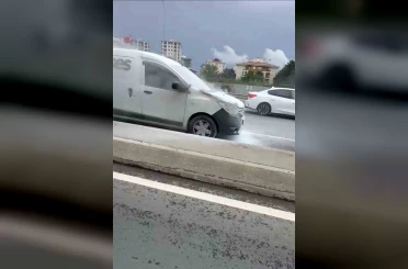 Çekmeköy’de yanan otomobil vatandaşların müdahalesiyle söndürüldü 