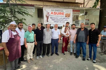 Cemaat ve esnaflar imece usulü ile hazırladığı 2 bin kap aşureyi dağıttı 