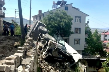 Çemişgezek’te iş makinesi devrildi 
