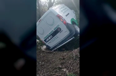 Cenaze nakil aracı kaza yaptı, araçtaki 2 kişi yaralandı 