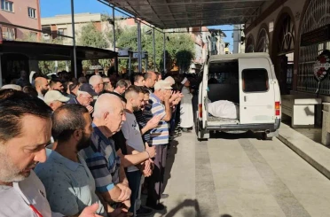 Cenazesi asansörlü araçla evden indirildi 