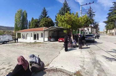Cenazeye gelen yaşlılar güneş altında kaldı
