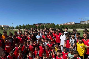 Cengiz Ünder, memleketi Balıkesir’de genç sporcularla buluştu 