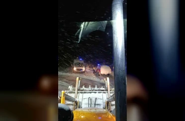 Çermik’te karda mahsur kalan ambulans kurtarıldı 
