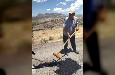 Çermik’te mahalle yolu muhtar ve vatandaşlar tarafından onarıldı 