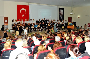 Çeşme Halk Eğitim Merkezi’nden yıl sonu konserinde müzik ve sanat şöleni 