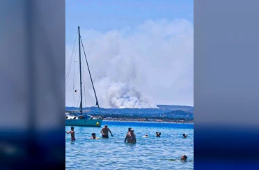 Çeşme’de çöplükte çıkan yangın makilik alana sıçradı 
