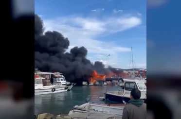 Çeşme’de korku dolu anlar: Tekneler alevlere teslim oldu 