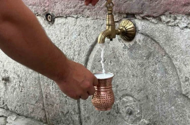 Çeşmelerden ayran aktı 